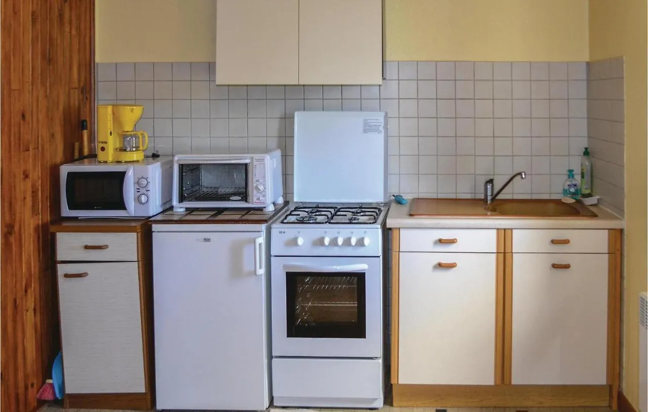 Awesome Home In Le Cayrol With Kitchenette Hébergement de vacances